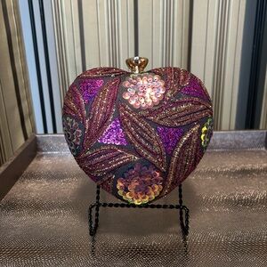 NWOT Sequin heart clutch